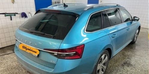 Modrá Škoda před ruční péčí v Blejskárně