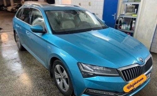 Modrá Škoda před dokončením péče